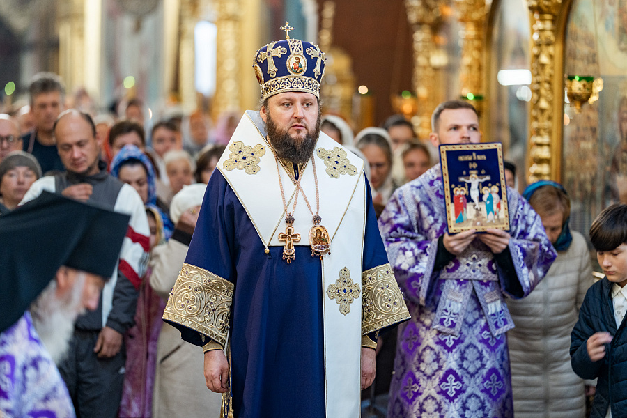 Божественная литургия в праздник Воздвижения Креста Господня в Троицком кафедральном соборе Подольска